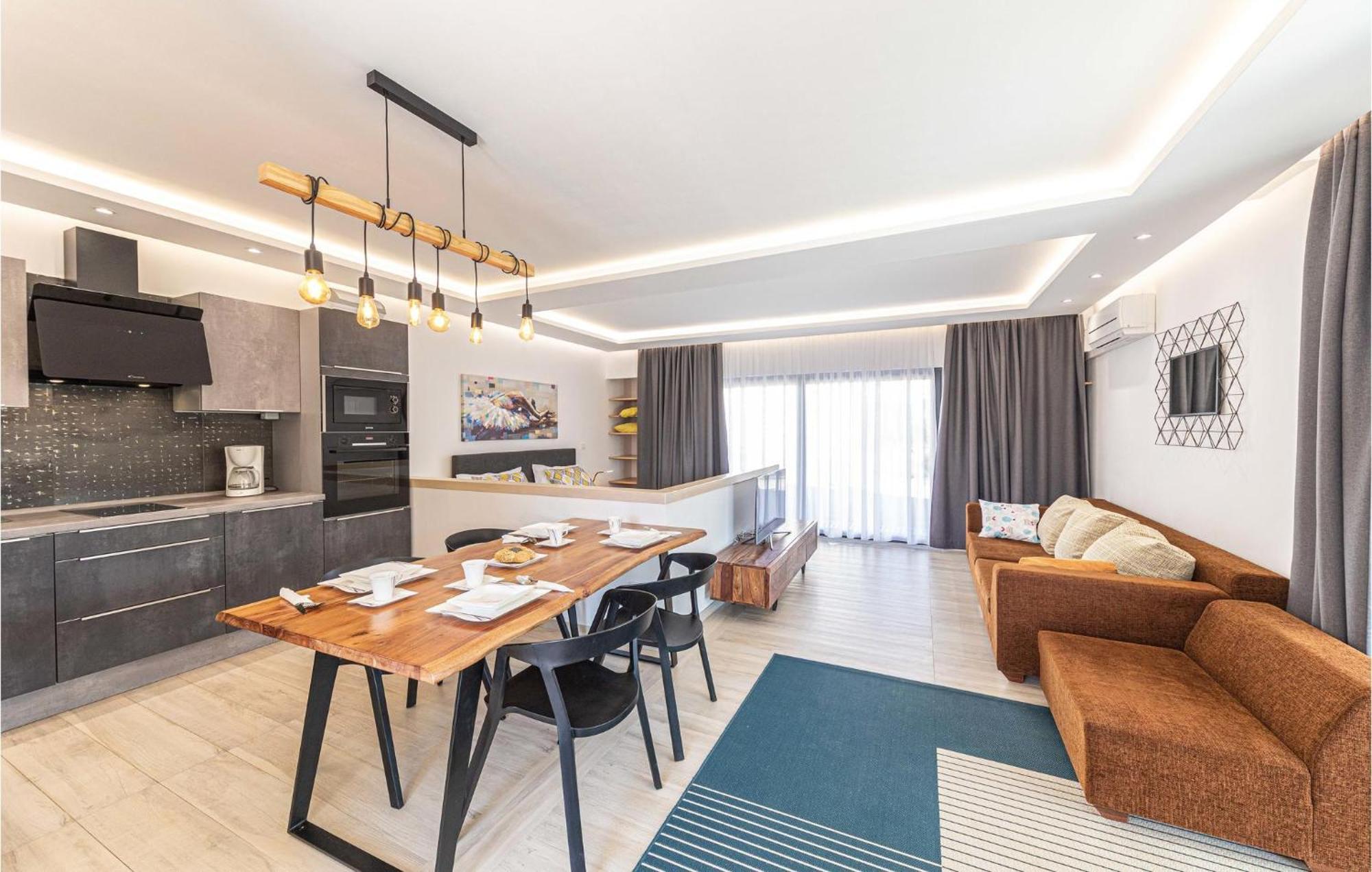 5 Bedroom Cozy Home In Okrug Donji Donji Okrug  Ngoại thất bức ảnh