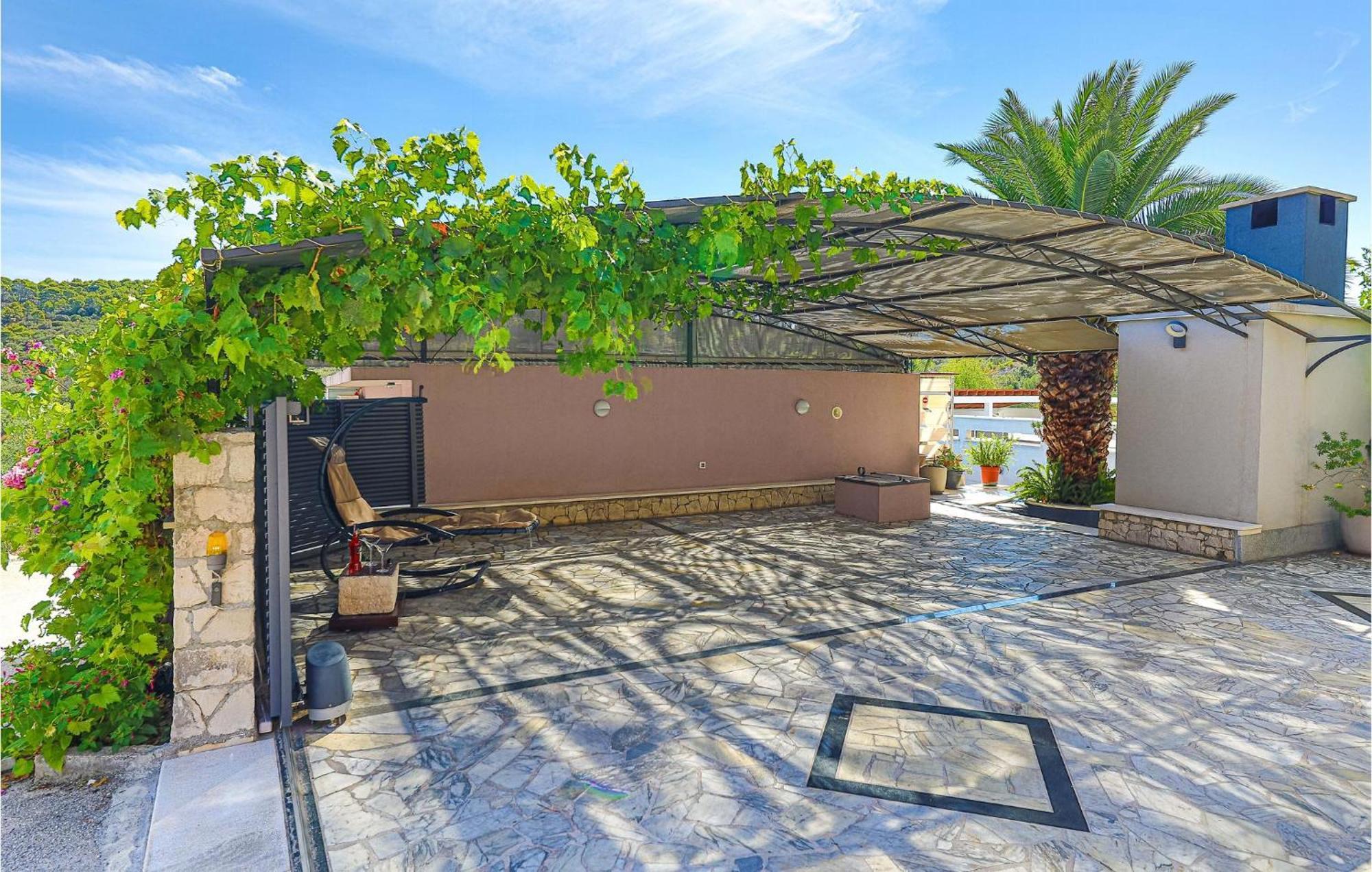 5 Bedroom Cozy Home In Okrug Donji Donji Okrug  Ngoại thất bức ảnh