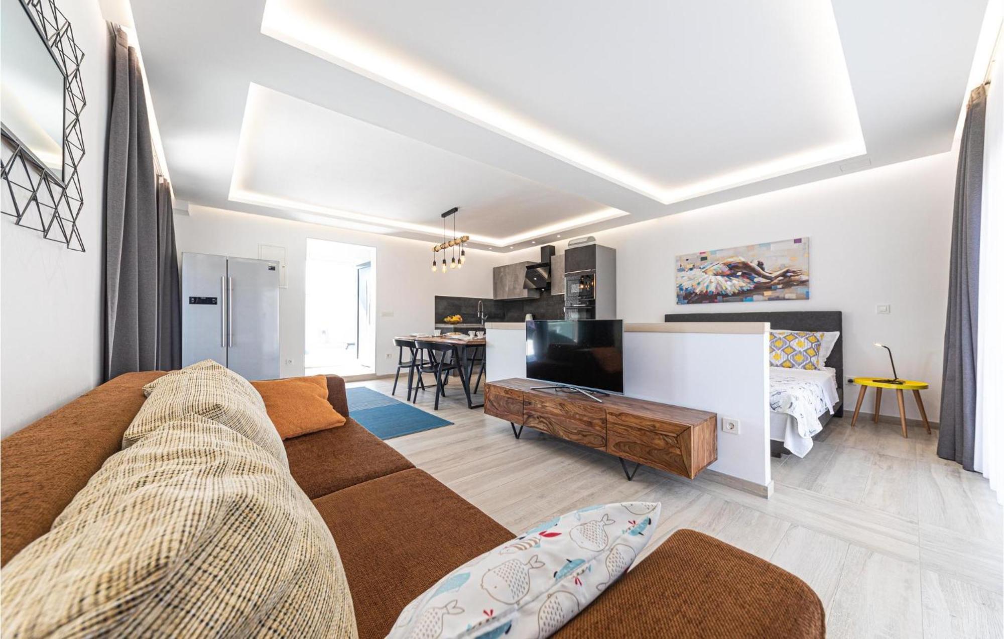 5 Bedroom Cozy Home In Okrug Donji Donji Okrug  Ngoại thất bức ảnh