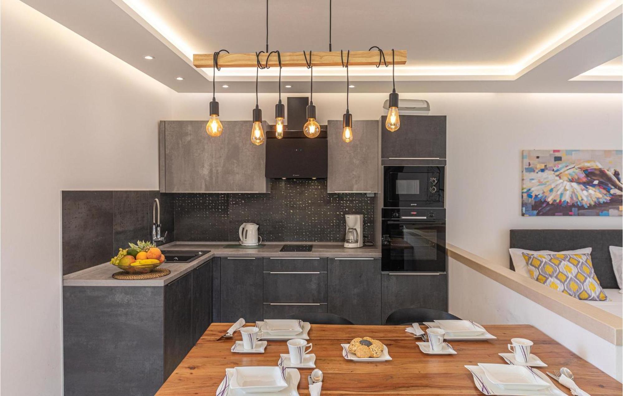 5 Bedroom Cozy Home In Okrug Donji Donji Okrug  Ngoại thất bức ảnh