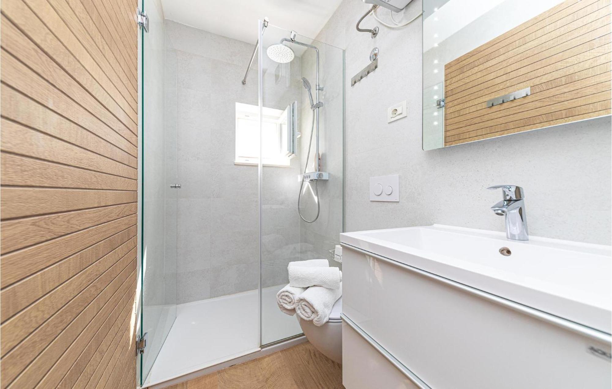 5 Bedroom Cozy Home In Okrug Donji Donji Okrug  Ngoại thất bức ảnh