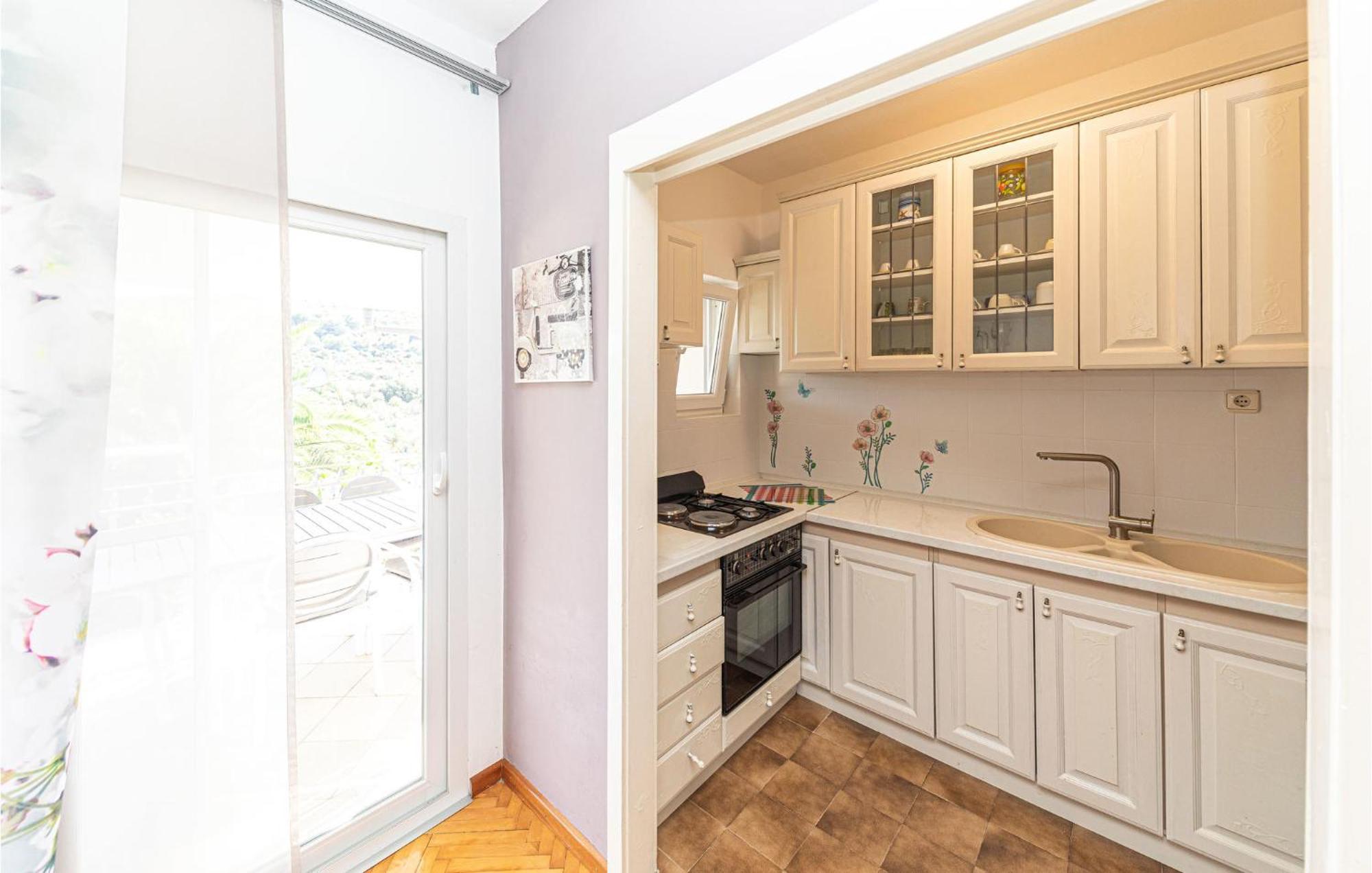 5 Bedroom Cozy Home In Okrug Donji Donji Okrug  Ngoại thất bức ảnh