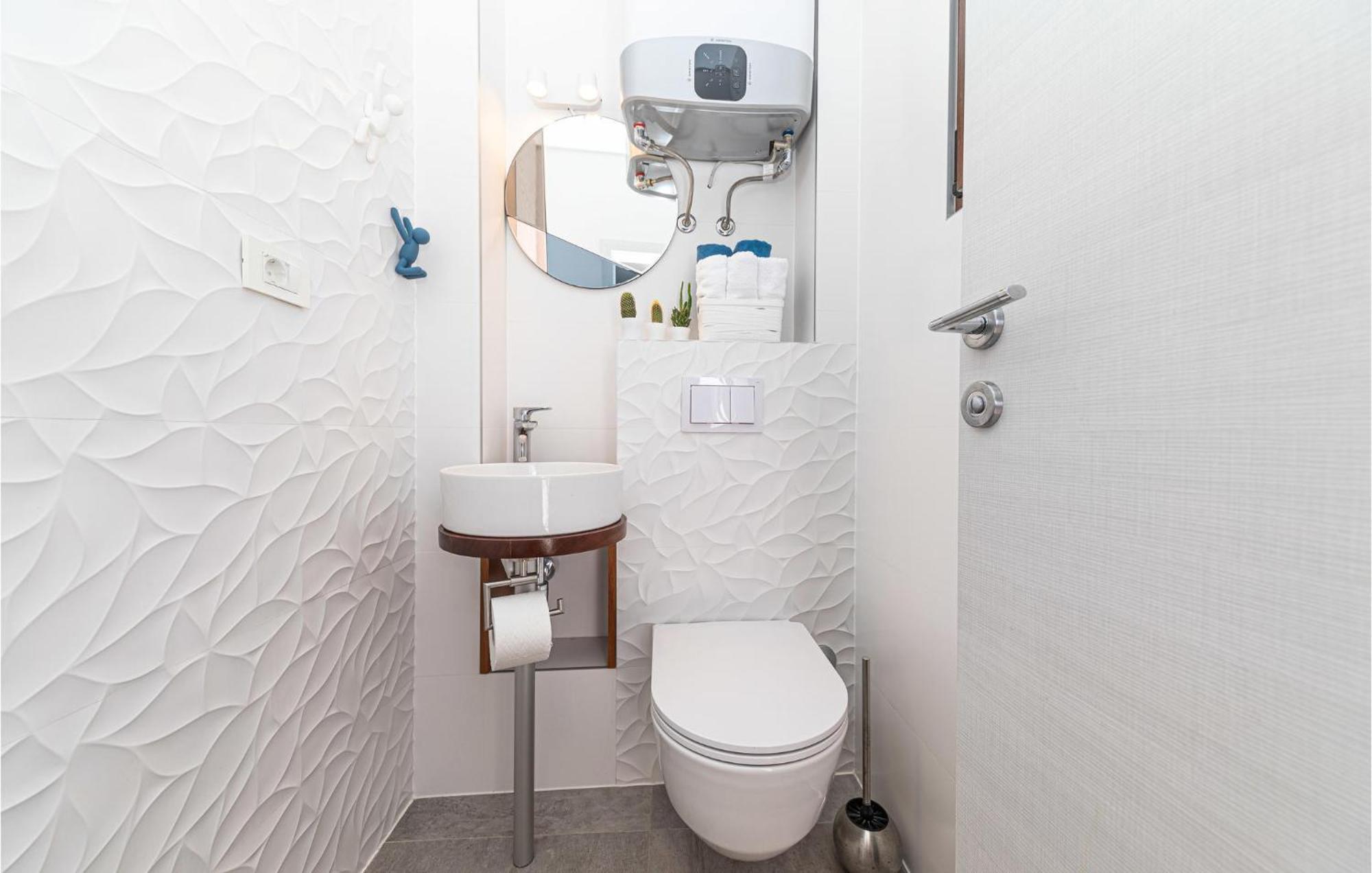 5 Bedroom Cozy Home In Okrug Donji Donji Okrug  Ngoại thất bức ảnh