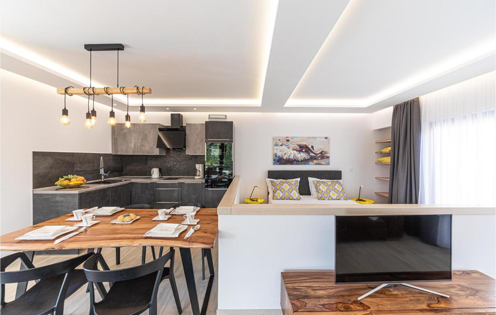 5 Bedroom Cozy Home In Okrug Donji Donji Okrug  Ngoại thất bức ảnh