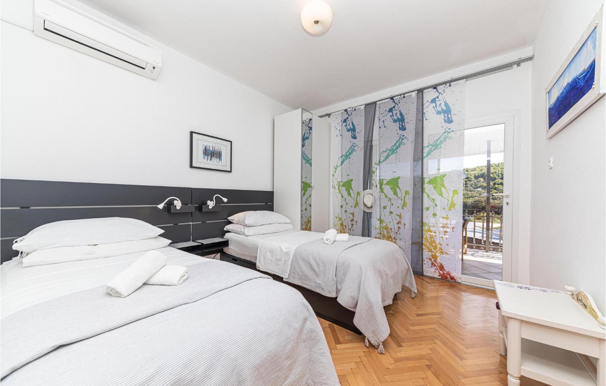 5 Bedroom Cozy Home In Okrug Donji Donji Okrug  Ngoại thất bức ảnh